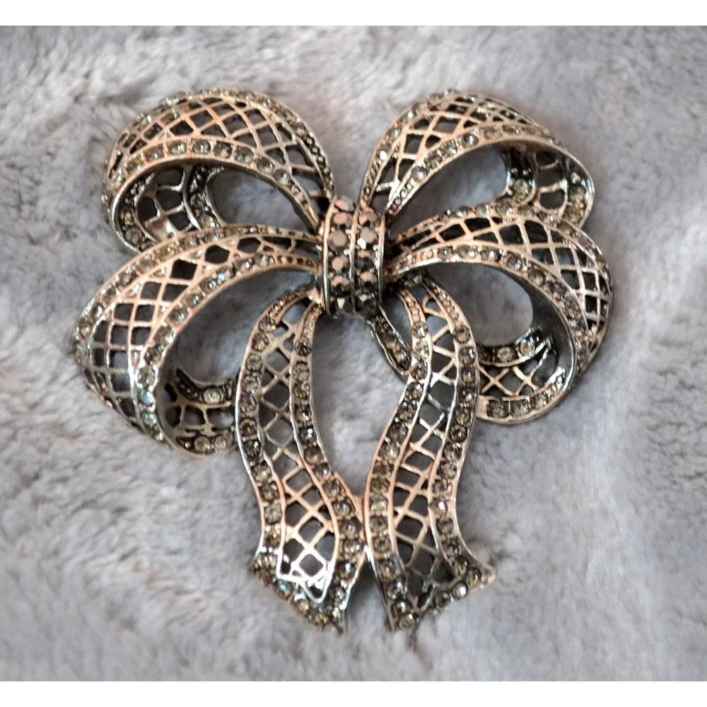 Vtg KC Silver Tone Brooch Pin Ribbon Bow Cut Out Design Clear Rhinestones 2